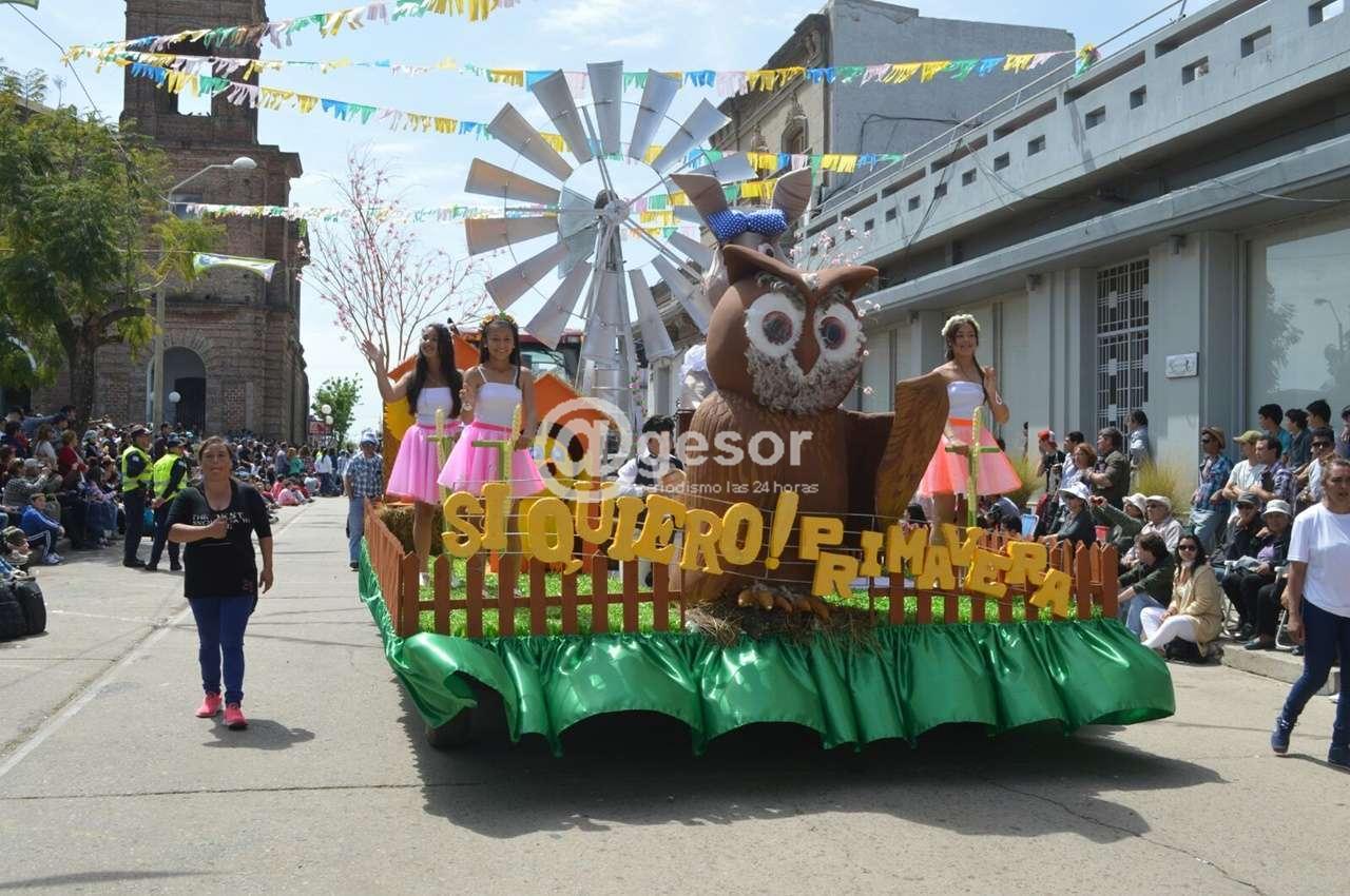 La Carroza  N° 5 fue la ganadora del desfile de la Fiesta Nacional de la Primavera de Dolores